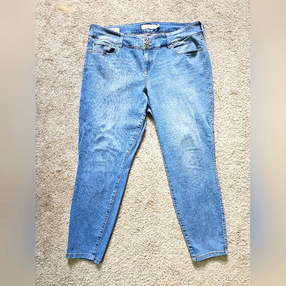 Torrid 22 Regular length light wash jeggings
